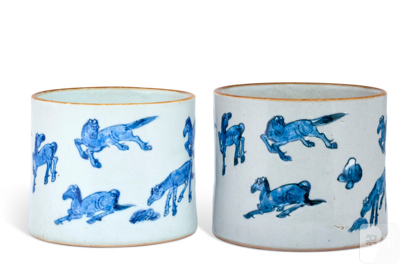 DEUX POTS À PINCEAUX EN PORCELAINE BLEU BLANC À DÉCOR DE CHEVAUX  CHINE, DYNASTIE QING (1644-1911) - 图4